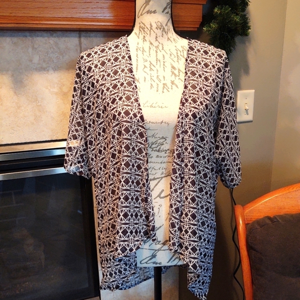 💥3/$20LuLaRoe size 3 (fits an adult size small/medium) Kimono!